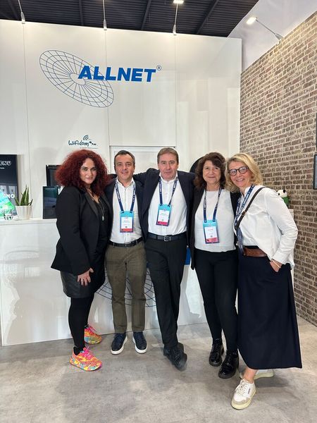 Besa und Steffi (ITB) mit (v. l.) Fabio Albanini (Snom), Wolfgang Bauer (Allnet) und Heike Cantzler (Snom) (Bild: Vogel IT-Medien)