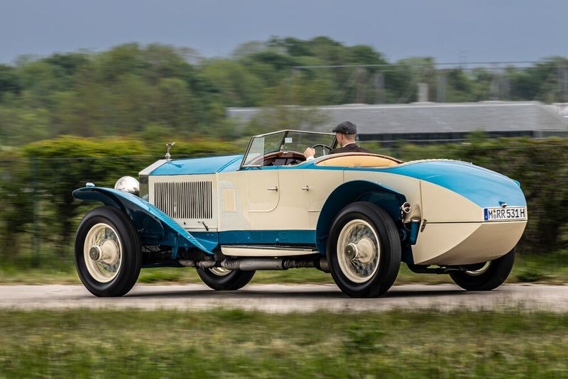 Karosserier Barker hat den 10EX nach alter Kutschentradition mit Holzgestell und Blechverkleidung in einen Torpedo auf Rädern verwandelt. (Bild: Rolls-Royce)