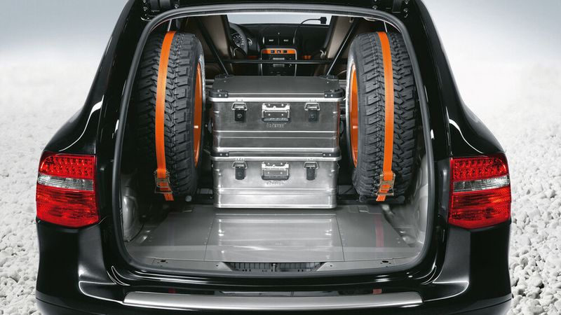 Statt einer Rückbank gab es hinten einen Überrollkäfig und dazu zwei Ersatzräder.  (Bild: Porsche)