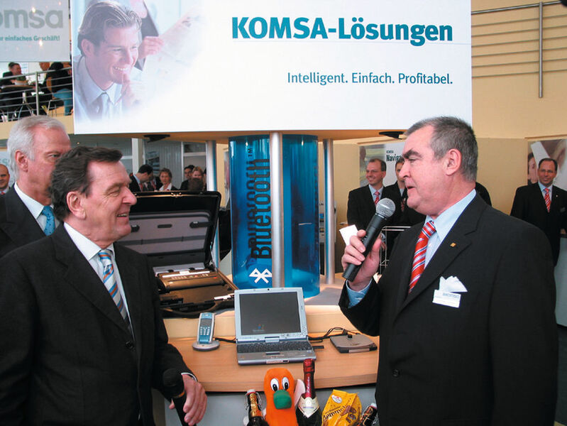 Komsa-Gründer Gunnar Grosse trifft den damaligen Bundeskanzler Gerhard Schröder auf dem CeBIT-Stand 2004. (Archiv: Vogel Business Media)