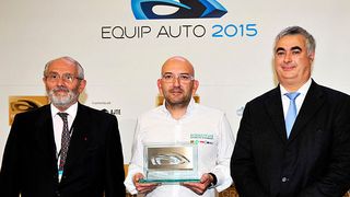 Preisverleihung in Paris: Claude Cham, President Equip Auto, Guillaume Donet, Marketing & Strategic Planning Manager, Schaeffler Automotive Aftermarket Frankreich, Jacques Mauges, President FIEV (French Vehicule Equipment Industry). (Foto: Schaeffler)