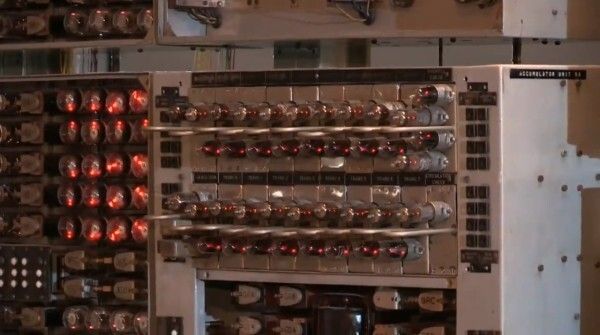 Ein historischer Moment: WITCH, der älteste funktionstüchtige Computer der Welt wird nach drei Jahren Restaurierung gebootet und so wieder zum Leben erweckt (Bild: TNMOC)