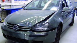 So sieht ein Golf V aus, der mit 40-prozentiger Überdeckung und weniger als 25 km/h gecrasht wurde. Die Beschädigungen der Karosserie-Außenhaut sind erheblich. (Archiv: Vogel Business Media)