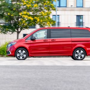 Der elektrische Van wird in in den Längen 5,14 m und 5,37 m angeboten – eine dritte Variante soll noch folgen.(Bild:  Daimler)