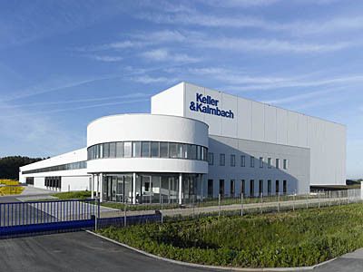 Auf 10000 m² entstand ein Zentrallager, das Platz für 35000 Paletten sowie 161000 Kleinteilebehälter und 8000 Kunststoffbehälter bietet. (Archiv: Vogel Business Media)