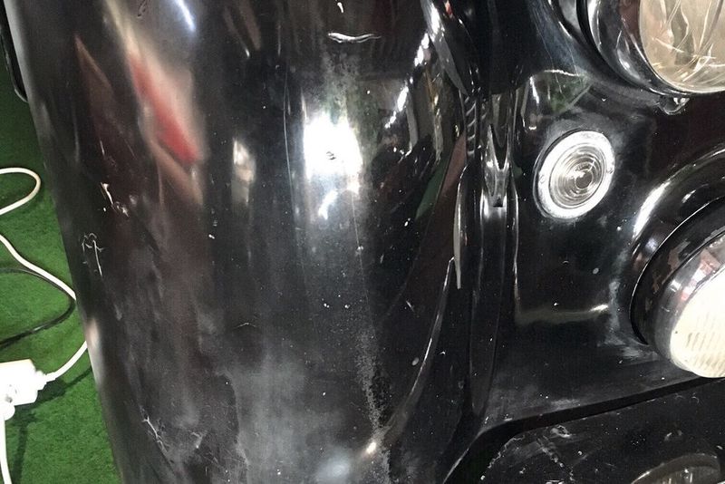 Bei einer Beilackierung bilden sich bei auf versiegelten Lacken nicht selten weißliche Schleier rund um die ausgenebelte Fläche. (Bild: Dr. Gundula Tutt)