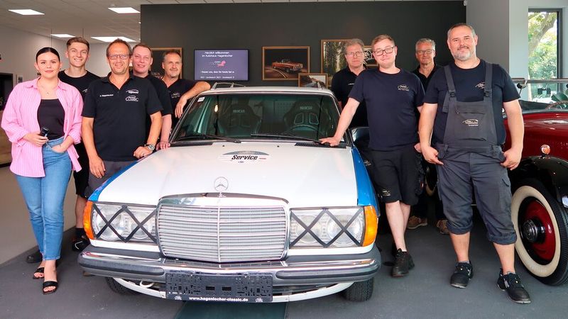 Das Mitarbeiterfoto entstand während des Besuchs der Jury des Deutschen Werkstattpreises im Sommer 2023. Inhaber Klaus Hagenlocher steht ganz bescheiden hinten rechts. (Bild: Diehl – VCG)