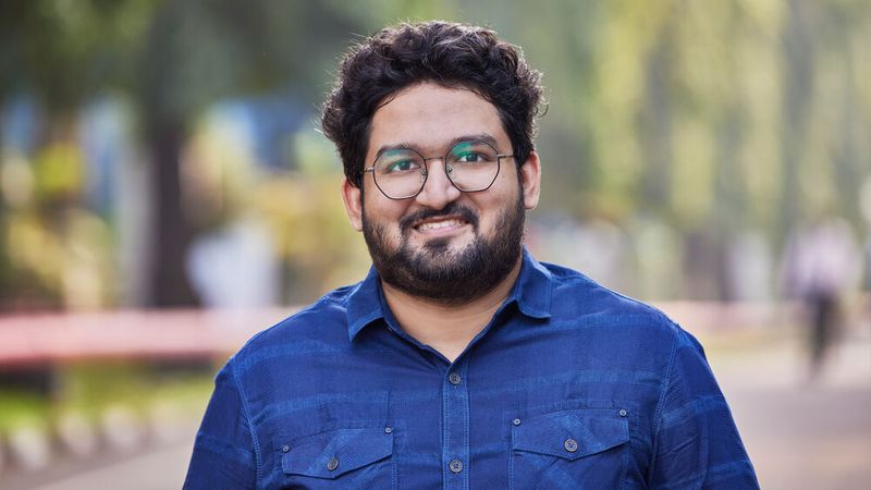 Kategorie Newcomer: Abhijit Kadam hat eine effizientere Ladetechnologie entwickelt, die von allen E-Autos verwendet werden kann. Die Ladeelektronik kann sich hierbei an die Anforderungen der Fahrzeuge anpassen. Alle Fahrzeuge können somit an der gleichen Ladesäule geladen werden, unabhängig von der benötigten Spannung. (Bild: ©Enno Kapitza/Siemens AG)