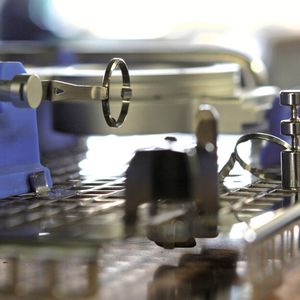 Bild 1: Kleine, dünnwandige Bauteile in höchster Präzision mit Laser- und Wasserstrahl-Feinschneiden fertigen: Edelstahlkomponenten eines Ophthalmomikroskops, ein Edelstahlträgersystem und Silikonfixierelemente (blau).