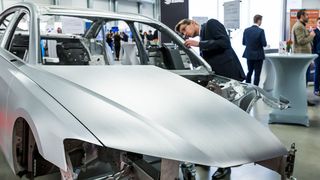 Leichtbau spielt nicht nur bei der Rohkarosserie eine Rolle. Auch bei der Komponentenfertigung sind Gewichtsreduzierende Maßnahmen gefragt. (Stefan Bausewein)