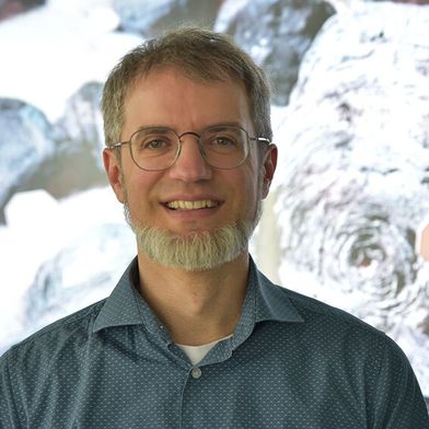 Dr. Vincent Christlein vom Lehrstuhl für Mustererkennung der FAU ist im internationalen Forschungsteam dafür zuständig, den Algorithmus zu optimieren, mit dem die Papyri virtuell entrollt werden sollen. (Bild: FAU/Boris Mijat)