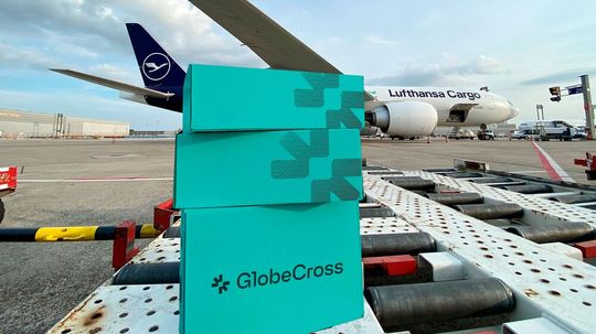 Die Fusion von Heyworld und CB Customs Broker zur Globecross GmbH wurde jetzt abgeschlossen. Das neue Unternehmen bietet digitale Zoll- und E-Commerce-Lösungen an.(Bild:  Lufthansa Cargo)