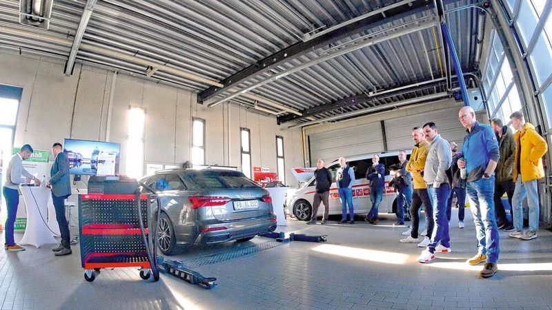 In der Werkhalle der Kfz-Innung Unterfranken verfolgten die Teilnehmer des ersten Praxistags gespannt den Einsatz neuer Geräte und Funktionen.(Bild:  Zietz – »kfz-betrieb«)