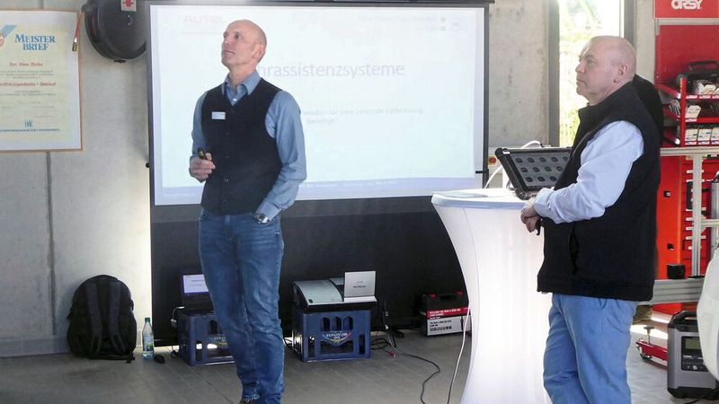 Matthias Pfau (l.) und Mike Richter (r.) demonstrierten die Kalibrierung von Fahrerassistenzsystemen.  (Bild: Kfz-Gewerbe Bayern)
