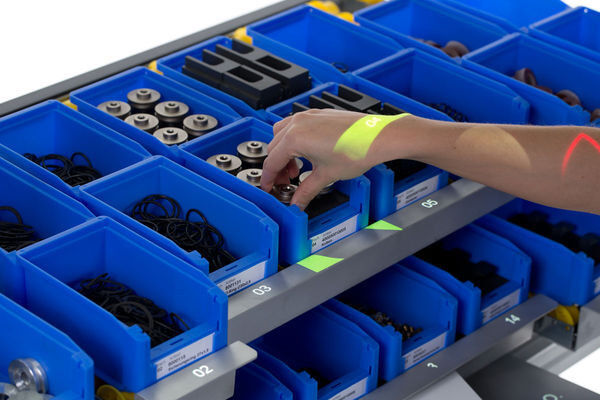 Bauteilentnahme aus dem richtigen Behälter (grünes Licht) nach dem „Pick-by-Light“-Prinzip. (Bild: Schnaithmann)