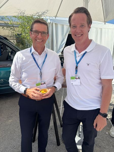 Auch Patrick Wyss (BWO Systems) und Philipp Leonhardt (Systemhaus Cramer) genießen das leckere IT-BUSINESS-Eis. (Bild: Vogel IT-Medien GmbH)