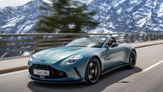 Der Vantage Roadster ist ein Sport-Cabrio der Luxusklasse mit V8-Motor und 665 PS Leistung, verpackt in umwerfendes Design. (Aston Martin/Andy Morgan)