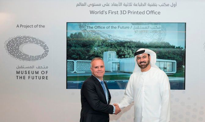 In Dubai gab Seine Hoheit Mohammed Al Gergawi (re.), VAE-Minister für Kabinettsangelegenheiten und Vorsitzender des VAE-Nationalkomitees für Innovation, gestern Pläne für den Bau des ersten voll funktionsbereiten Gebäudes der Welt im 3D-Druckverfahren bekannt. (Bild: Museum of the Future)