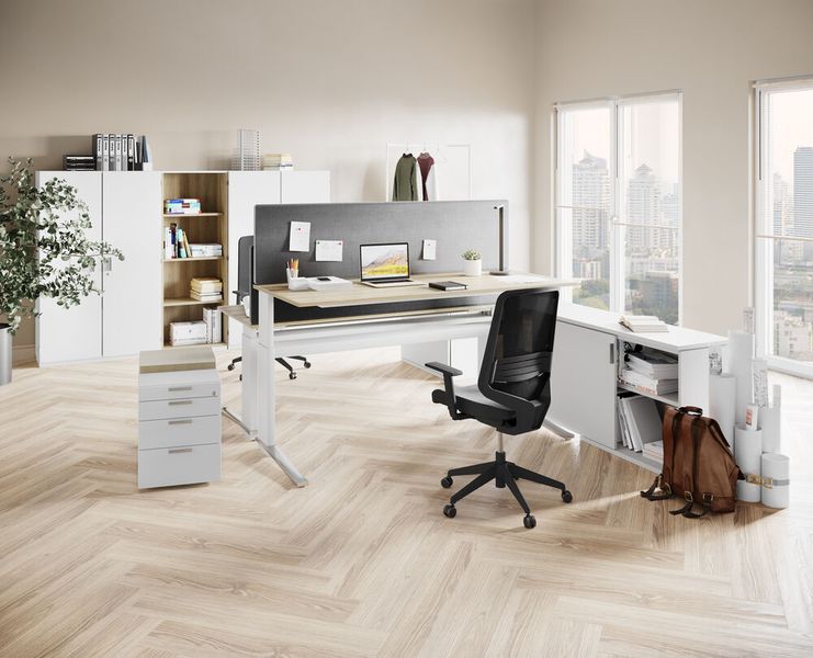 Mit nur einem Handgriff: Aufstehen und Verstellen wird so zu einem einzigen Vorgang und die Tischplatte bewegt sich ohne Kraftaufwand ganz selbstverständlich mit nach oben.  (Bild: Leuwico)