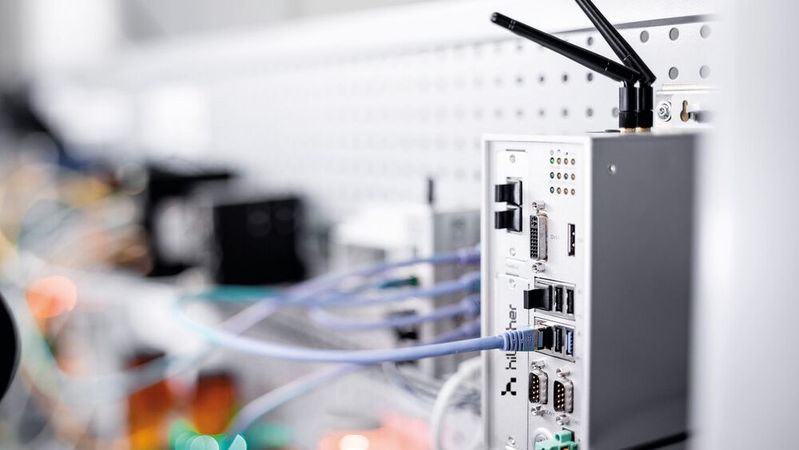 Ein Net-PI-Edge-Gateway von Hilscher im Einsatz. Ein Net-PI-Edge-Gateway von Hilscher im Einsatz.