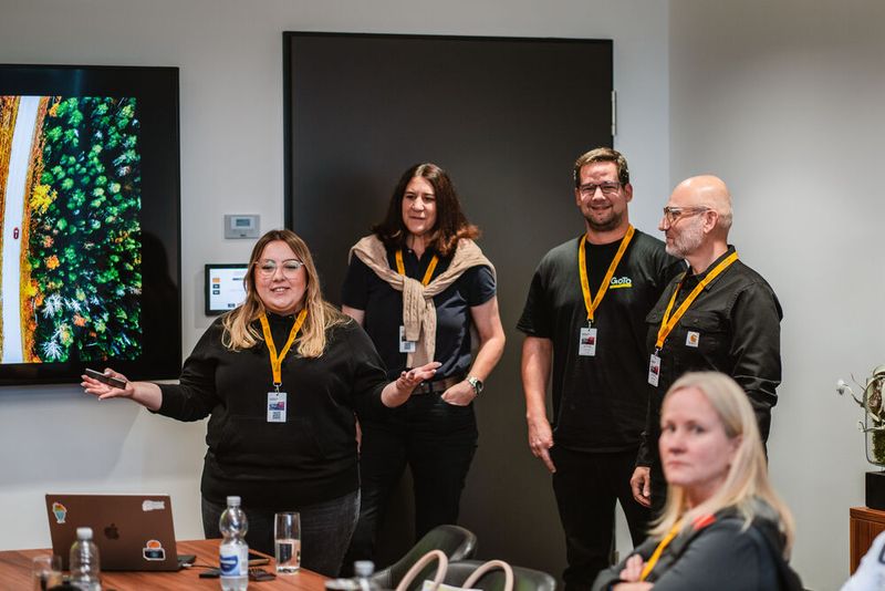 Adnana Duganhodzic (l., GoTo) stellt den Teilnehmern die verschiedenen Programmpunkte vor. Mit (v. l.) Brit Schaar (Komsa), Sören Pareigis und Stephan Klahr (beide GoTo) (Bild: GoTo Technologies Germany)