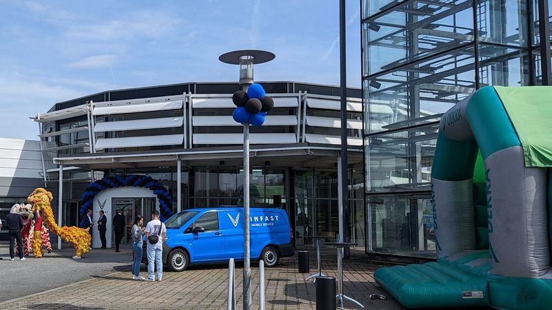 In Oberhausen ist der Smart-Turm, rechts im Bild, fast schon ein Wahrzeichen. Einst war die Kleinwagenmarke ein Pionier, jetzt ist es Vinfast. (Bild: Faruk Emekci)