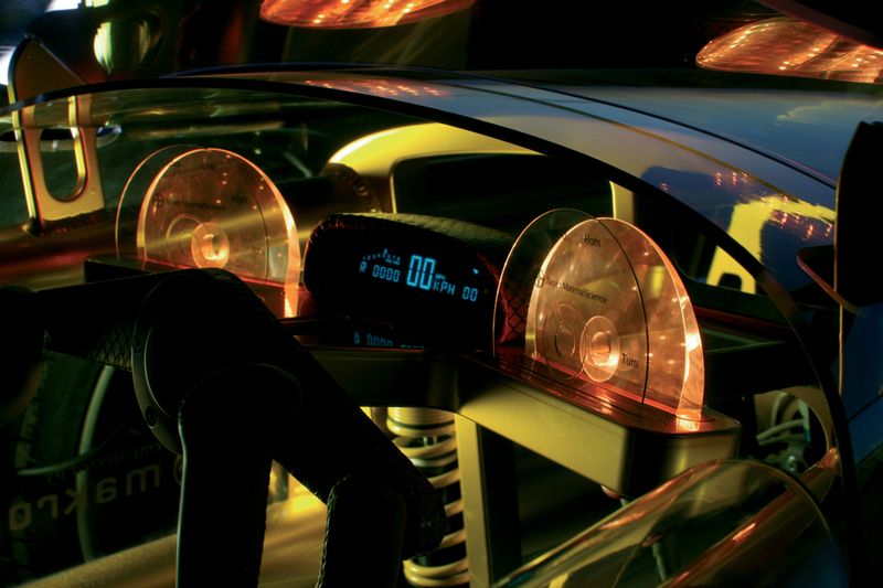 Transparente Anzeige- und Funktionsdisplays im Cockpit als Touch-Panel. Sie bestehen jeweils aus einem rückseitig bedruckten CD/DVD-Rohling aus Polycarbonat. (Archiv: Vogel Business Media)
