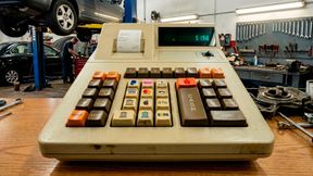 Kfz-Betriebe müssen heute eine Vielzahl an Zahlungsoptionen anbieten. Hinzu kommen Finanzdienstleistungen und Versicherungen. (Bild: KI-generiert)