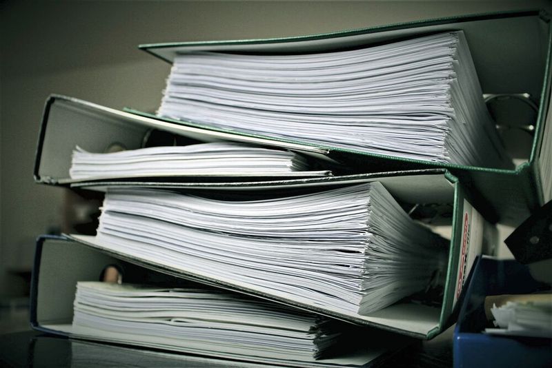 Die MDR verpflichtet die Hersteller, die Technische Dokumentation (TD) einschließlich der Herstellungsprozesse, ihrer Validierung und der verwendeten Hilfsstoffe sowie die endgültige Produktprüfung für die zuständigen Behörden verfügbar zu halten.  (gemeinfrei)