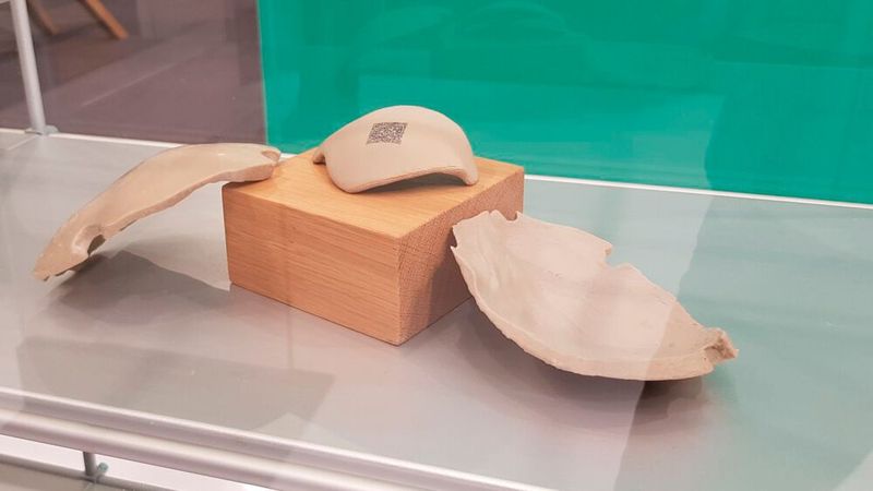 Arburg stellte auf der formnext 2021 einen weiterentwickelten Hochtemperatur-Freeformer vor, der medizinisch zugelassenes PEEK-Granulat des Partners Evonik zu Implantaten verarbeiten kann.  (Bild: D.Quitter/VCG)