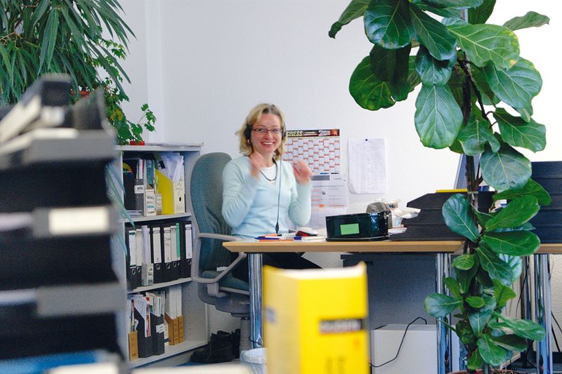 Den Duden in Reichweite und das Headset auf dem Kopf: ­Regina Böckle ist in der Redaktion unter anderem für Distributions- und Virtualisierungsthemen zuständig. Warum sie sich auf dieser heimlich geschossenen Aufnahme so freut, war bis Redaktionsschluss nicht in Erfahrung zu bringen. (Archiv: Vogel Business Media)