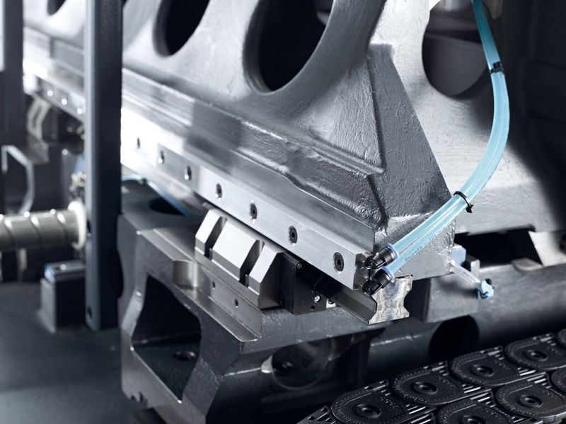 All ball screw nuts and linear guides are cooled via contact pressure rails to effectively dissipate frictional heat. (Source: DMG Mori)
