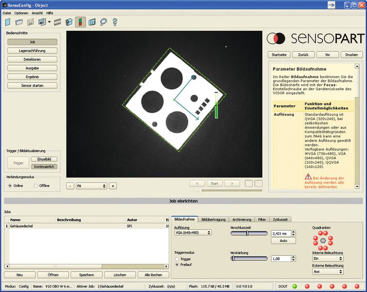 Ein Vision-Sensor kann beliebige Details des Objektes analysieren und so beispielsweise erkennen, ob die Öffnungen im Gehäuseteil entgratet sind. Auch wenn das Objekt – wie hier der Fall – verdreht auf dem Förderband liegt, wird es problemlos erkannt (grüner Rahmen). (Bild: Sensopart)