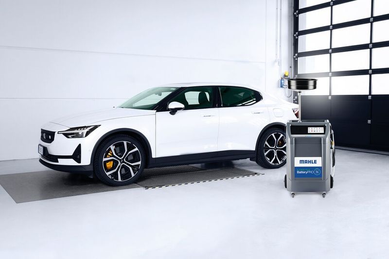 Mahle Aftermarket wurde für das System Battery Pro E-Care Fluid begutachtet. Das ist ein System für die Wartung des Batterie-Kühlsystems von Elektrofahrzeugen: Battery Pro E-Care Fluid ermöglicht den Austausch des Kühlmittels, Entleeren des Kühlmittelkreislaufs im Falle einer Reparatur und eines Komponentenaustauschs oder der Entnahme der Hochvoltbatterie aus dem Fahrzeug zur Reparatur sowie die anschließende Wiederbefüllung. (Bild: Mahle STEFANO DALL'ASTA FOTOGRAFO)
