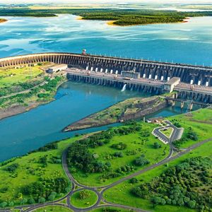 Das Kraftwerk Itaipu an der Grenze zwischen Paraguay und Brasilien war nach der Eröffnung im Jahr 1984 das leistungsstärkste Wasserkraftwerk der Welt. Seine Generatoren können eine Leistung von bis zu 14 GW erzeugen. Das ist die Grössenordnung, die die Kryptowährung Bitcoin verbraucht. (Bild:  Jose Luis Stephens / Shutterstock)