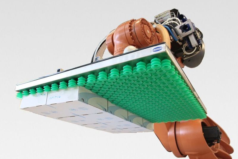 Vor allem in Verbindung mit Delta-Robotern sorgen die Schmalz-Balgsauggreifer SPB1/SPF/SPB2 für sehr schnelle und stabile Abläufe beim Handling von Produkten. (Bild: J. Schmalz)