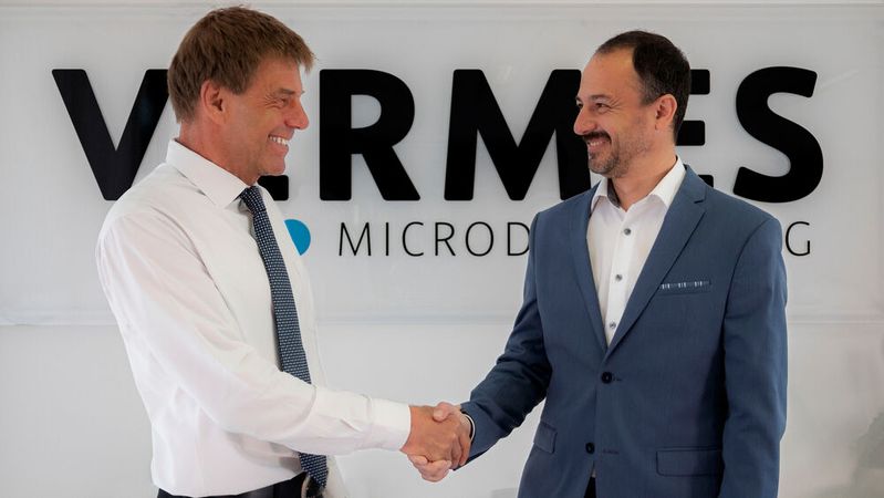 Geschäftsführer der Vermes Microdispensing, Jürgen Städtler (links) und Geschäftsführer von Lerner Systems, Semen Lerner (rechts). Die Produktlinien von Lerner Systems sind für Vermes Microdispensing eine ideale Ergänzung, um anspruchsvolle Materialien in industriellen Fertigungsabläufen zu dosieren. 