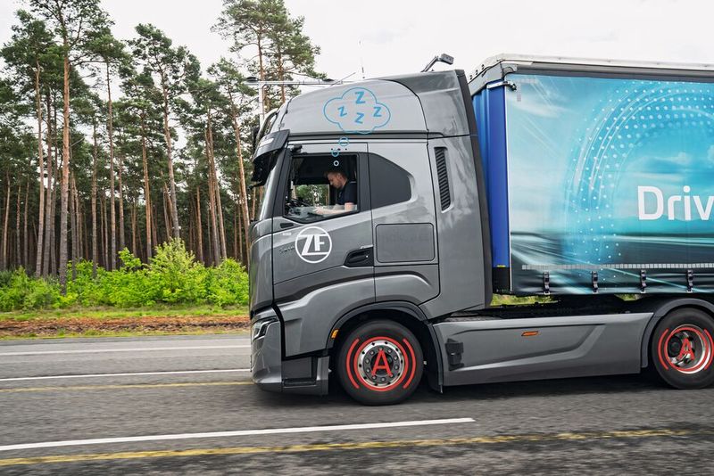 Bild 3:  ZF hat ADAS mit Gepäck, die erkennen, ob der Fahrer abgelenkt oder müde ist. Das trägt dazu bei, Unfälle zu vermeiden. (Bild: ZF Group)