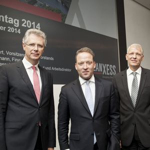 Der Lanxess-Vorstand auf dem Medientag 2014 in Köln. (V.l.n.r.: Vorstandsmitglied und Arbeitsdirektor Rainier van Roessel, Vorstandsvorsitzender Matthias Zachert, Finanzvorstand Bernhard Düttmann).