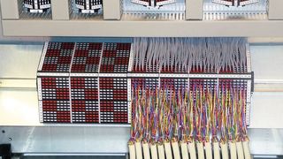 Montierte Rangier- und Potenzialverteilerklemmen PRV und PPV, links unbeschaltet, rechts beschaltet. Die kompakte 16-fache Mehrstockreihenklemme mit Push-in-Anschlusstechnologie kann mehr als 1700 Signale pro Meter verteilen. Bild: Weidmüller (Archiv: Vogel Business Media)