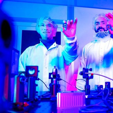 Dr. Maxim Darvin und Felix Bennewitz erforschen am Fraunhofer IPMS in Cottbus neuartige Mikrospiegel für eine schärfere Auflösung von Mikroskopen. (Bild: Sascha Thor,BTU)
