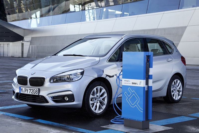 In der Plug-in-Hybrid-Version des BMW 2er Active Tourer haben die Ingenieure die Elektro-Technik mit einem vorn quer eingebauten Dreizylinder-Turbobenziner kombiniert. Die elektrische Reichweite beziffert BMW mit 41 Kilometern. (BMW)