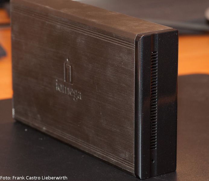 Abbildung 12: NAS mit einer Festplatte. Durch seinen günstigen Preis lohnt sich die Verwendung als Zwischensicherung oder bei mehreren Medien als „Wechselmedium“. (Archiv: Vogel Business Media)