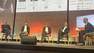 Aus dem Gespräch über die Belebung des Neuwagenvertriebs wurde ein Lob auf den Handel: (v.l.n.r.) Hyundai-Vertriebschef Ralf Kranz, Renault-Deutschland-Chef Florian Kraft, Toyota-Präsident Mario Köhler, Leiter Deutschland der BMW Group Christian Ach und Moderator Stefan Reindl. (Bild: Grimm - VCG)