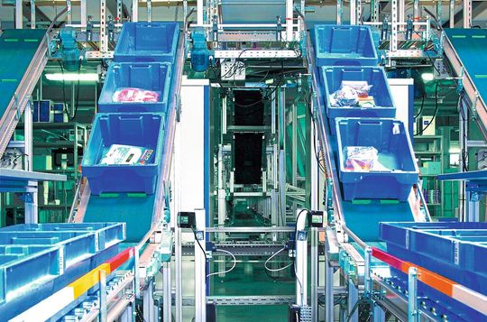 Blick ins Innenleben der Versandhalle von Reichelt Elektronik in Sande.(Bild:  Reichelt Elektronik)