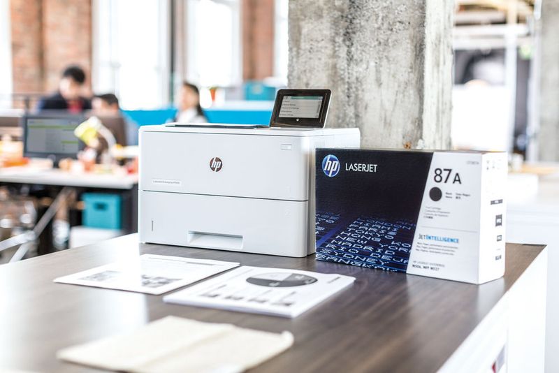 Der Mono-Laserdrucker Laserjet ist deutlich kompakter als sein direkter Vorgänge. Trotzdem passt ein komplettes Ries Papier mit 500 Blatt in die Papierschublade. (Bild: HP)