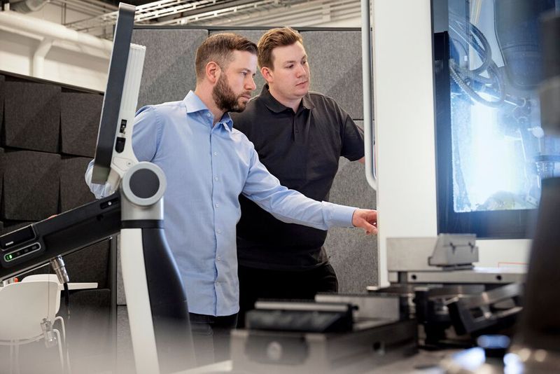 Unvergängliche Kunstwerke aus Ingenieurshand! Die Sandvik-Spezialisten Henrik Loikkanen (linkst) und Jakob Pettersson kombinieren Charakteristika einiger berühmter Kunstwerke über Methoden der künstlichen Intelligenz. Heraus kam die „Impossible Statue“ aus rostfreiem Edelstahl. Das Ganze forderte aber auch die Zerspanungskunst der Schweden heraus. (Bild: Sandvik Coromant)