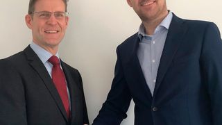 GW-Liste ist in neuen Händen: Sven Quambusch (li.) übergibt sein Unternehmen in die Hände von Patrick Schröder (re.), Country Manager von COTW in Deutschland.  (Bild: Carsontheweb)