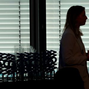 Beinahe ein Schwarzweißfoto: Der Carwow-Award wurde in elf Kategorien à drei Preise vergeben. Macht in Summe 33 Pokale.(Bild:  Diehl – VCG)