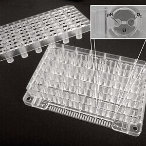 Der Ausschnitt der intelligenten Multiwellplatte zeigt sensorbestückte Reaktionskammern.(Bild:  stw-med-chip)